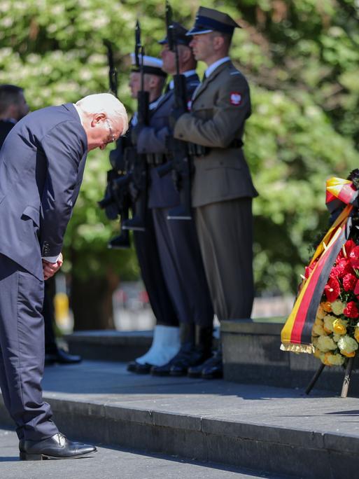 Bundespräsident Frank-Walter Steinmeier legt am Denkmal für die Helden des Warschauer Ghettos einen Kranz nieder.