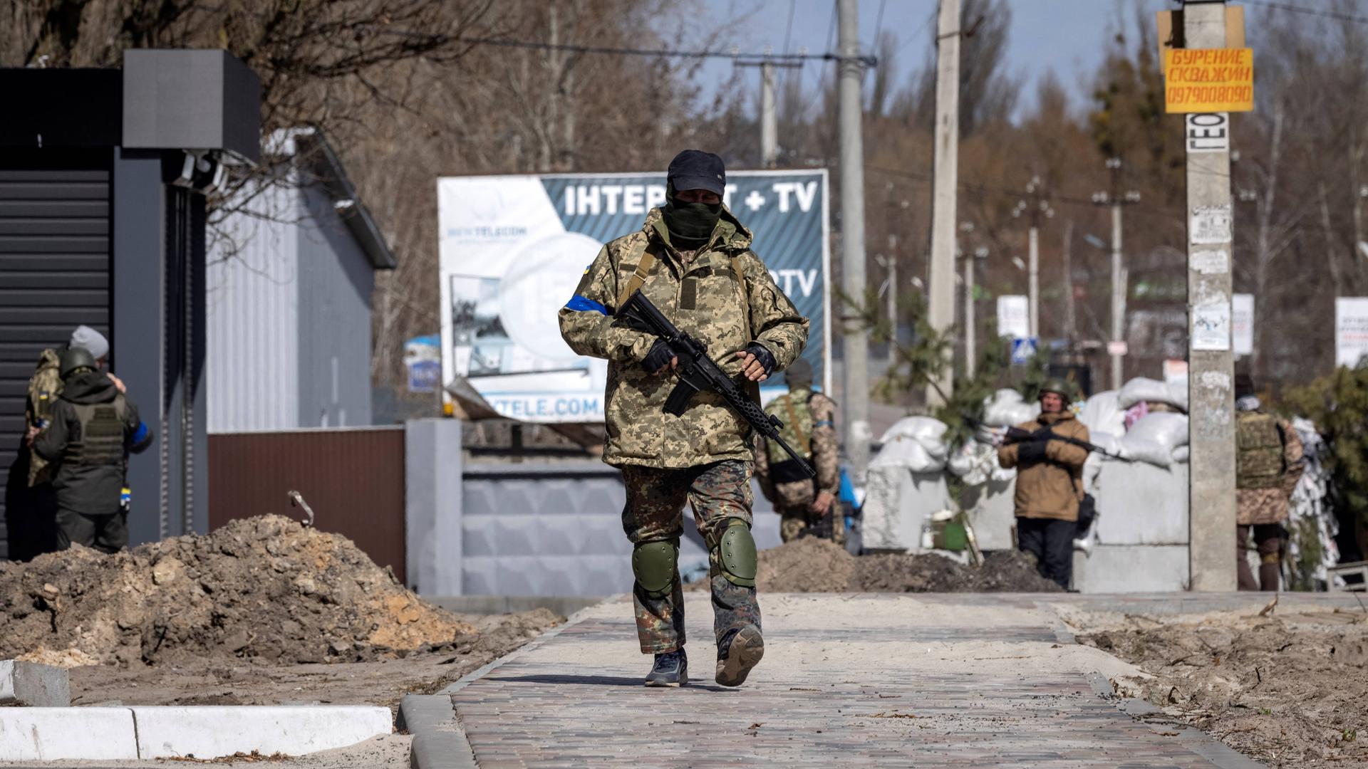 Ein ukrainischer Soldat an einem Kontroll-Punkt in Stoyanka bei Kiew.