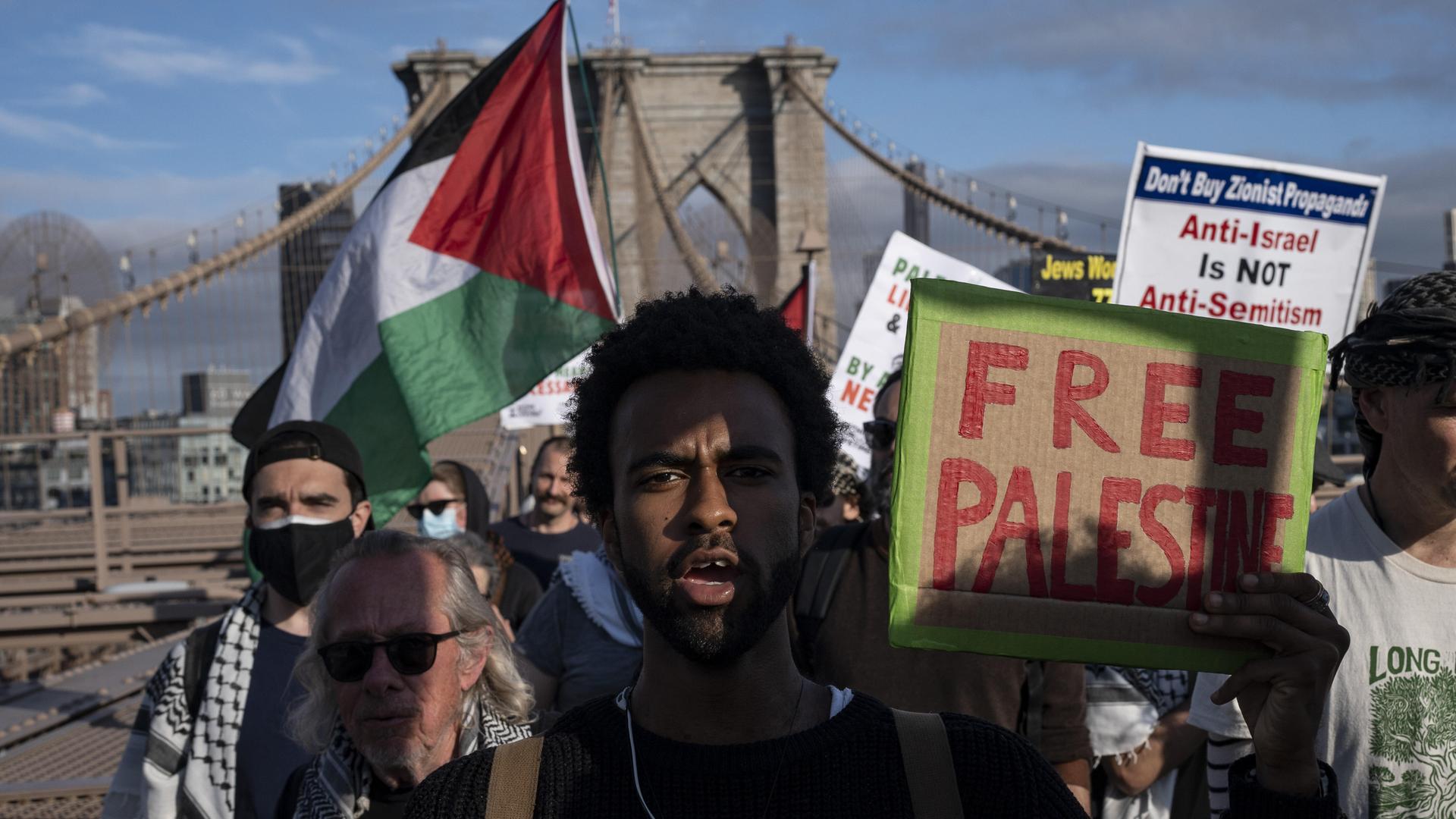 Menschen protestieren am Nakba-Tag auf der Brooklyn Bridge, auf einem Plakat steht "Free Palestine", auf einem anderen "Anti-Israel is not Anti-Semitism"