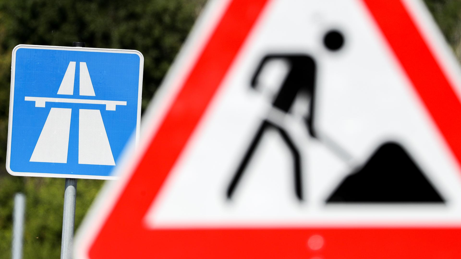 Ein Schild weist auf eine Baustelle auf einer Autobahn hin. Ein Schild weist auf eine Baustelle auf einer Autobahn hin.