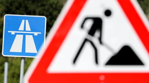 Ein Schild weist auf eine Baustelle auf einer Autobahn hin.