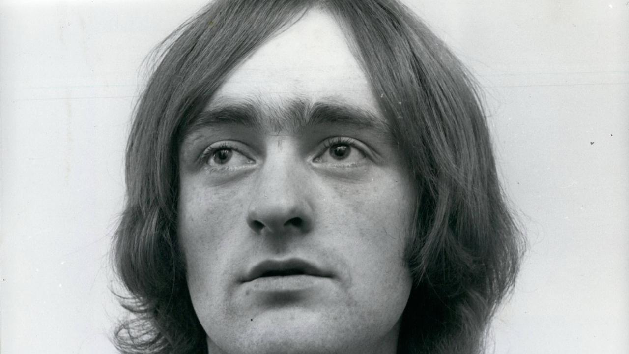 Eine Schwarz-weiß-Aufnahme des Sängers und Gitarristen Dave Mason. Er blickt an der Kamera vorbei.