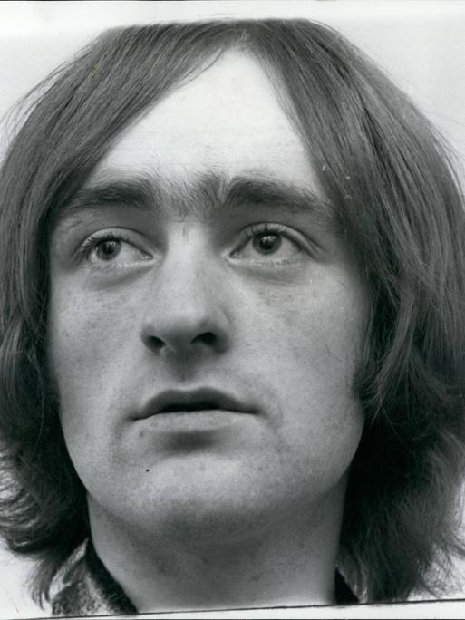 Ein schwarz-weiß Bild des Sängers und Gitarristen Dave Mason.