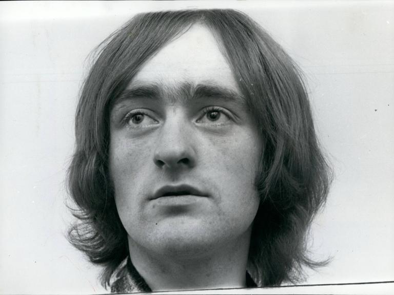 Ein schwarz-weiß Bild des Sängers und Gitarristen Dave Mason.