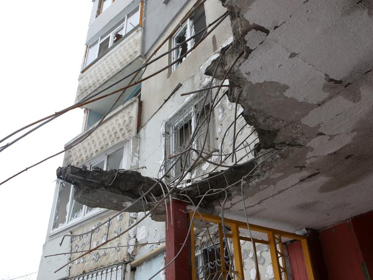 Zerstörtes Hochhaus in der ukrainischen Stadt Charkiw.