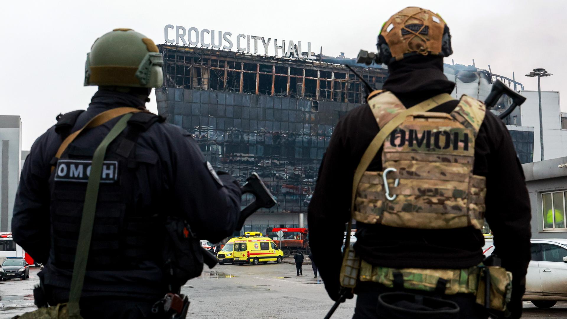 Sicherheitskräfte vor der abgebrannten Crocus City Hall bei Moskau.