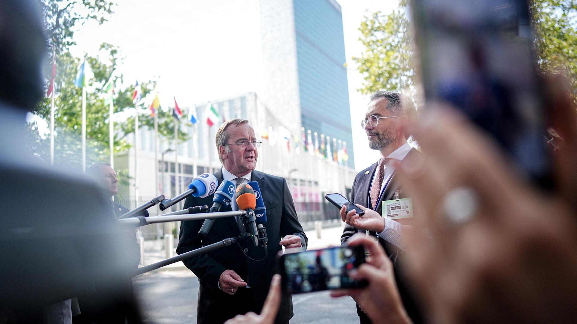 USA, New York: Boris Pistorius (l, SPD), Bundesminister der Verteidigung, gibt vor dem UN-Hauptquartier ein Pressestatement. 
