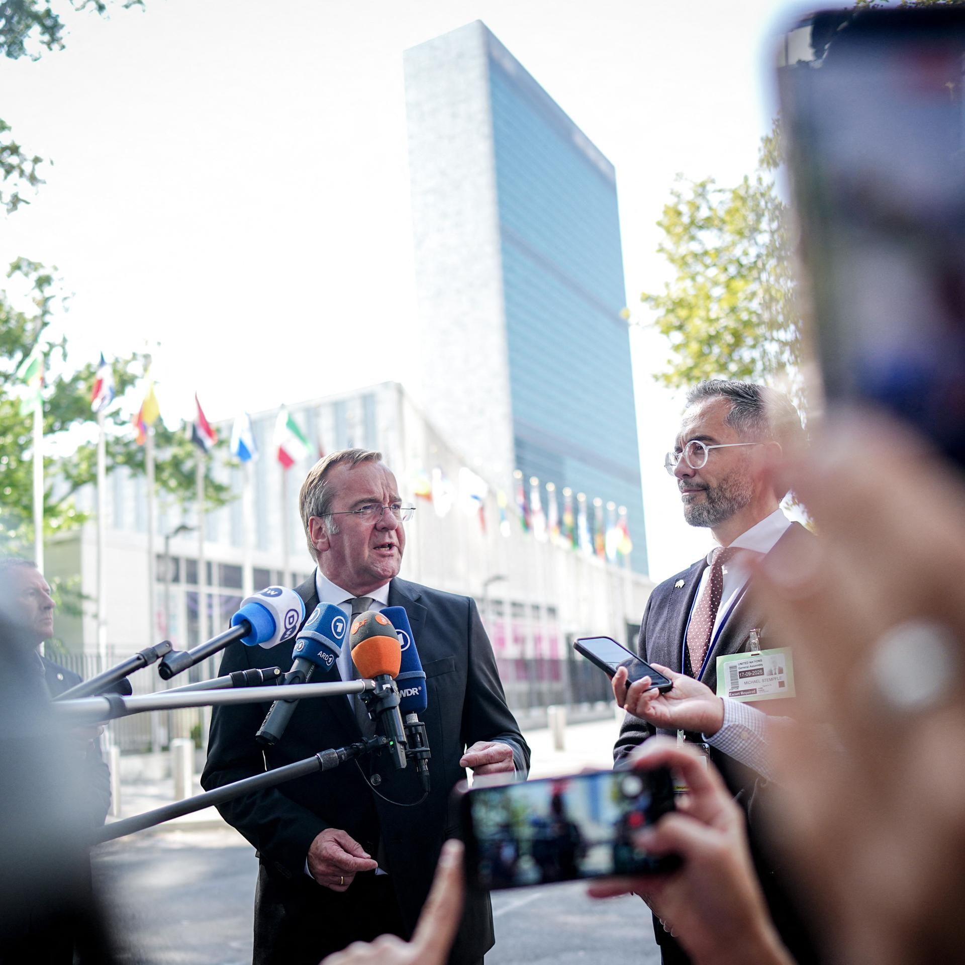USA, New York: Boris Pistorius (l, SPD), Bundesminister der Verteidigung, gibt vor dem UN-Hauptquartier ein Pressestatement. 