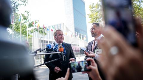 USA, New York: Boris Pistorius (l, SPD), Bundesminister der Verteidigung, gibt vor dem UN-Hauptquartier ein Pressestatement. 