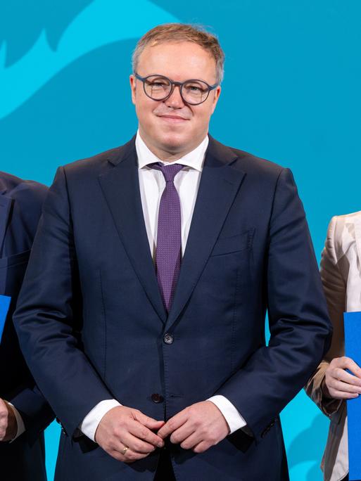 Georg Maier (SPD), Mario Voigt (CDU), Thüringer Ministerpräsident und Katja Wolf (BSW) halten Urkunden und Blumen bei der Ernennung der Thüringer Ministerinnen und Minister im Thüringer Landtag.