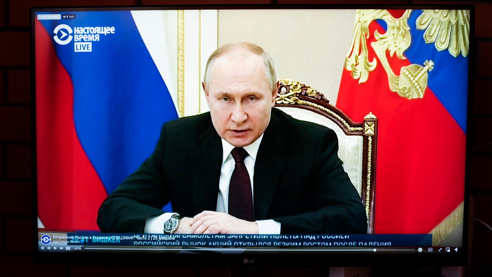 Präsident Wladimir Putin bei einem Appell an die Soldaten der ukrainischen Streitkräfte im Fernsehen. Er schlug ihnen vor, ihren Eid zu ändern und auf die Seite Russlands überzutreten, 25. Februar 2022.