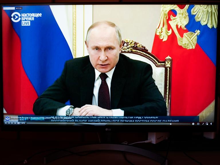 Präsident Wladimir Putin bei einem Appell an die Soldaten der ukrainischen Streitkräfte im Fernsehen. Er schlug ihnen vor, ihren Eid zu ändern und auf die Seite Russlands überzutreten, 25. Februar 2022.