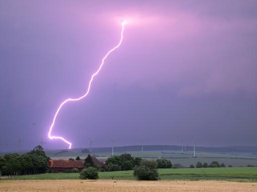 Ein Blitz schlägt während eines Unwetters in der Nähe von Einbeck im Landkreis Northeim ein.