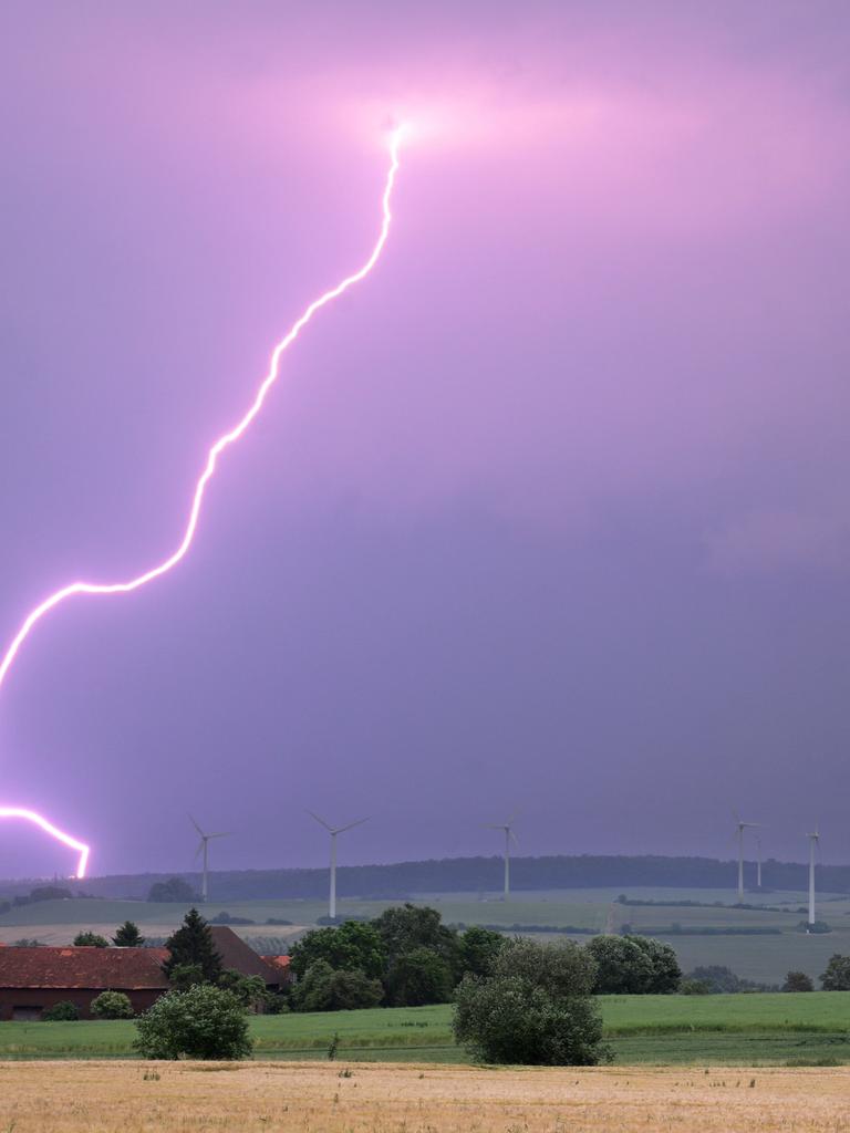 Ein Blitz schlägt während eines Unwetters in der Nähe von Einbeck im Landkreis Northeim ein.