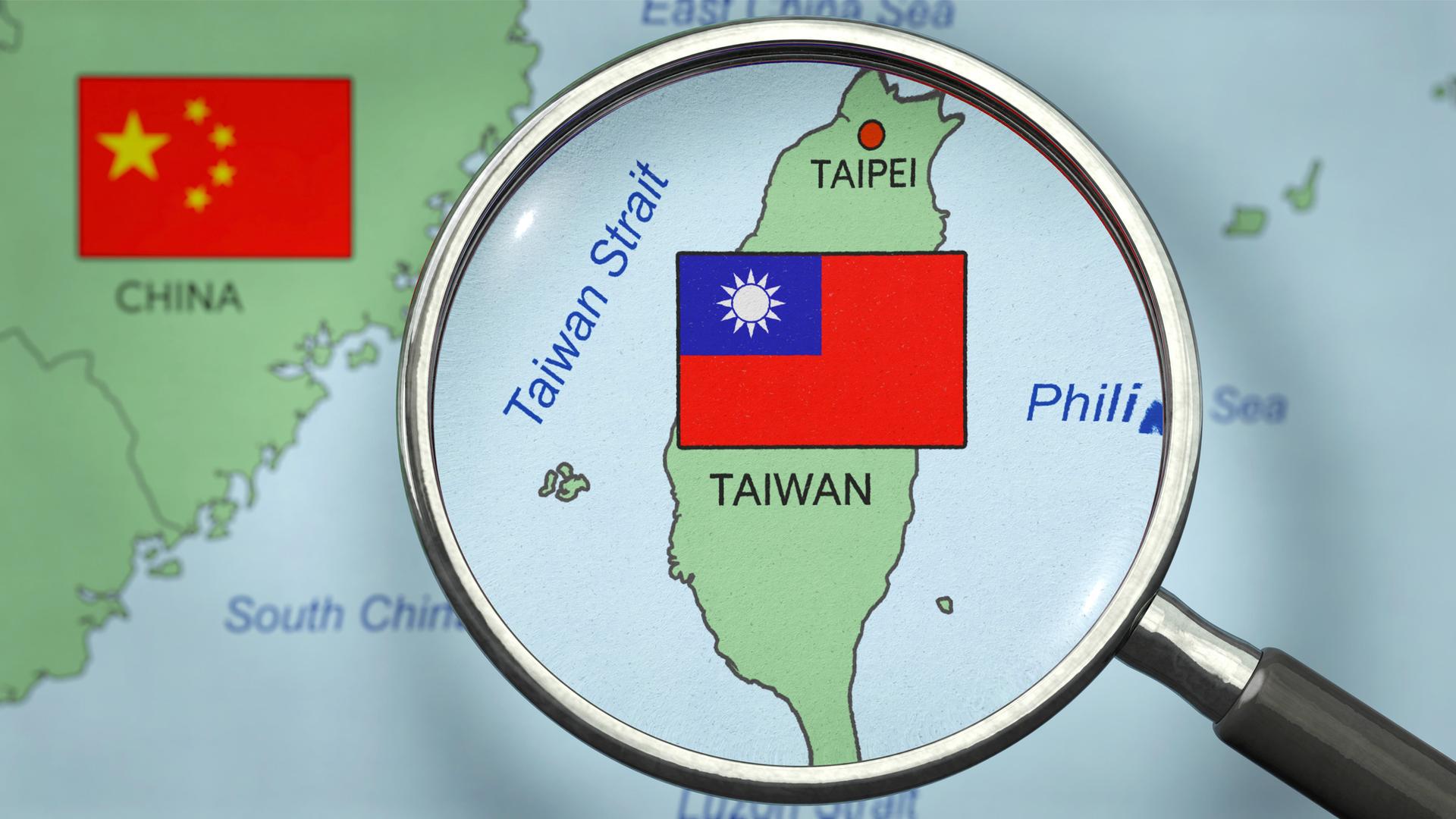Die Grafik zeigt eine Lupe über einer Landkarte, auf der Taiwan und ein Teil China sowie die Flaggen beider Staaten zu sehen sind. Die Lupe vergrößert Taiwan und die Taiwanstraße.