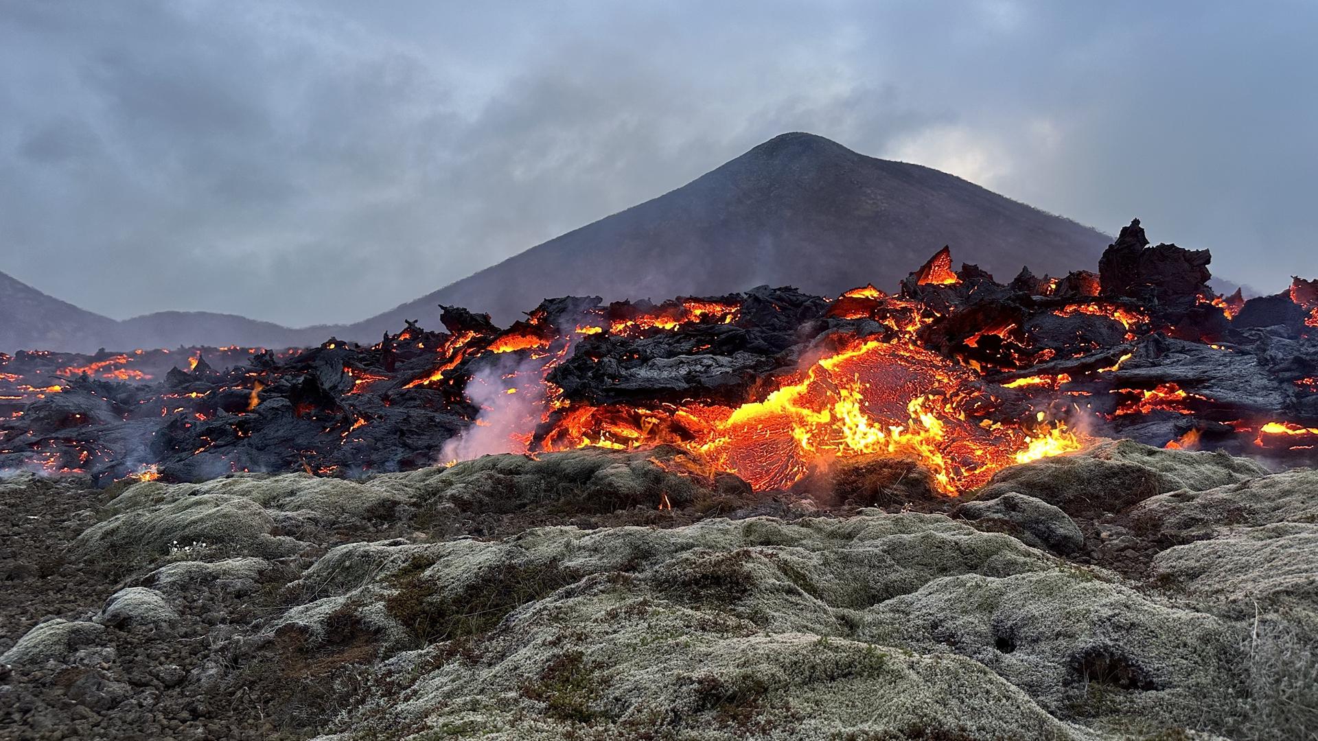 Lava auf der Halbinsel Reykjanes auf Island im Juli 2023