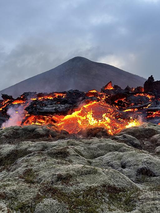 Lava auf der Halbinsel Reykjanes auf Island im Juli 2023