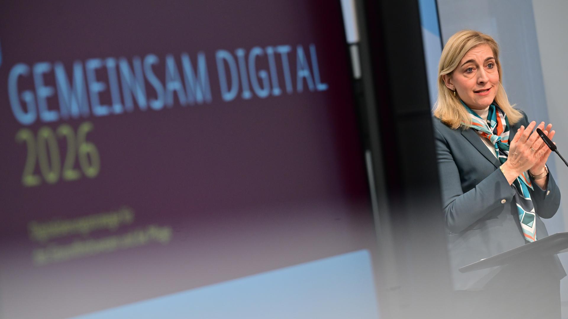 Nina Warken (CDU), Bundesministerin für Gesundheit, spricht während der Vorstellung der Digitalisierungsstrategie Gesundheit und Pflege im Bundesministerium für Gesundheit.