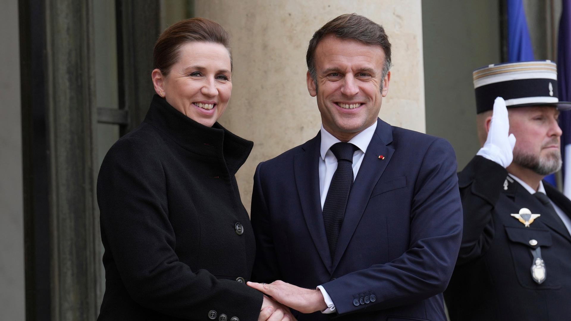 Paris: Der französische Präsident Emmanuel Macron empfängt die dänische Premierministerin Mette Frederiksen vor ihren Gesprächen im Elysee-Palast in Paris. 