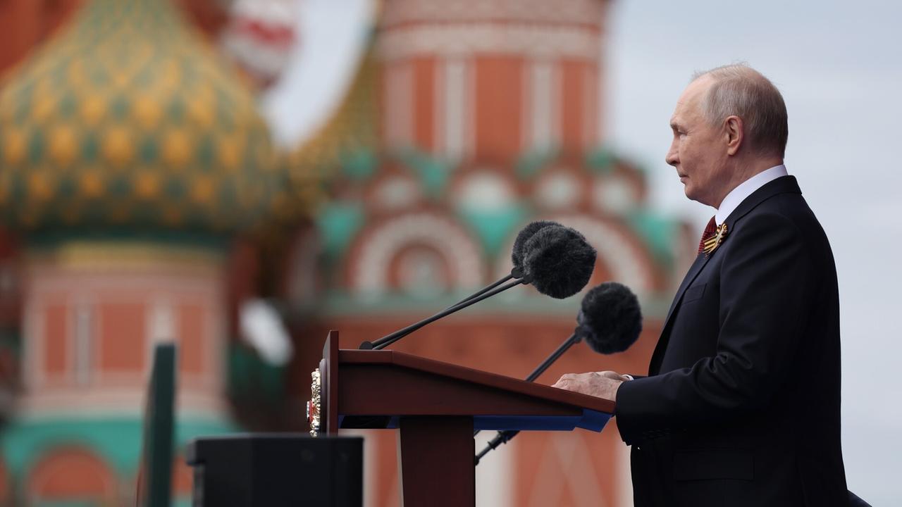 9. Mai 2026, Russland: Der russische Präsident Wladimir Putin hält eine Rede bei der Militärparade zum Tag des Sieges über Nazi-Deutschland. Dabei steht er mit schwarzem Anzug vor einem Rednerpult.