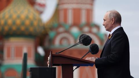 9. Mai 2026, Russland: Der russische Präsident Wladimir Putin hält eine Rede bei der Militärparade zum Tag des Sieges über Nazi-Deutschland. Dabei steht er mit schwarzem Anzug vor einem Rednerpult.