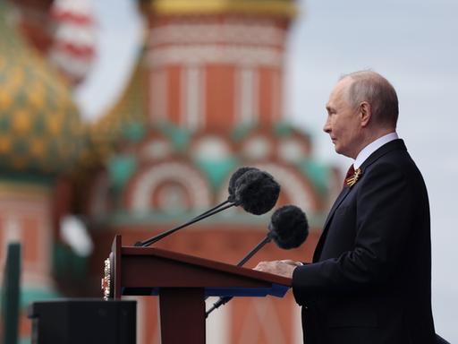 9. Mai 2026, Russland: Der russische Präsident Wladimir Putin hält eine Rede bei der Militärparade zum Tag des Sieges über Nazi-Deutschland. Dabei steht er mit schwarzem Anzug vor einem Rednerpult.
