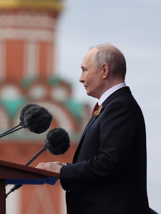 9. Mai 2026, Russland: Der russische Präsident Wladimir Putin hält eine Rede bei der Militärparade zum Tag des Sieges über Nazi-Deutschland. Dabei steht er mit schwarzem Anzug vor einem Rednerpult.