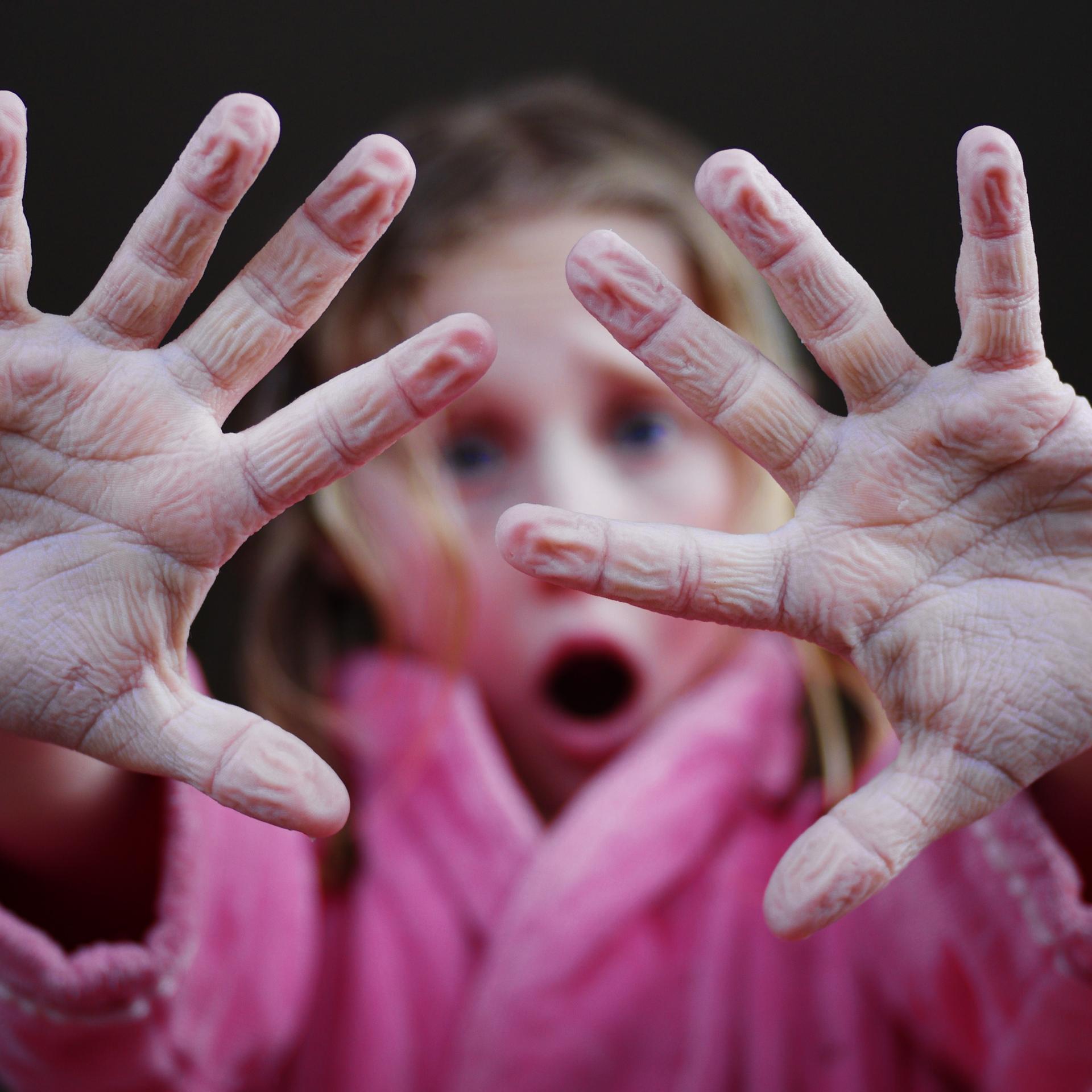 Kinderfrage: Warum schrumpelt meine Haut im Wasser? - Schrumpelfinger - Die Haut ist ein richtiger Gamechanger!