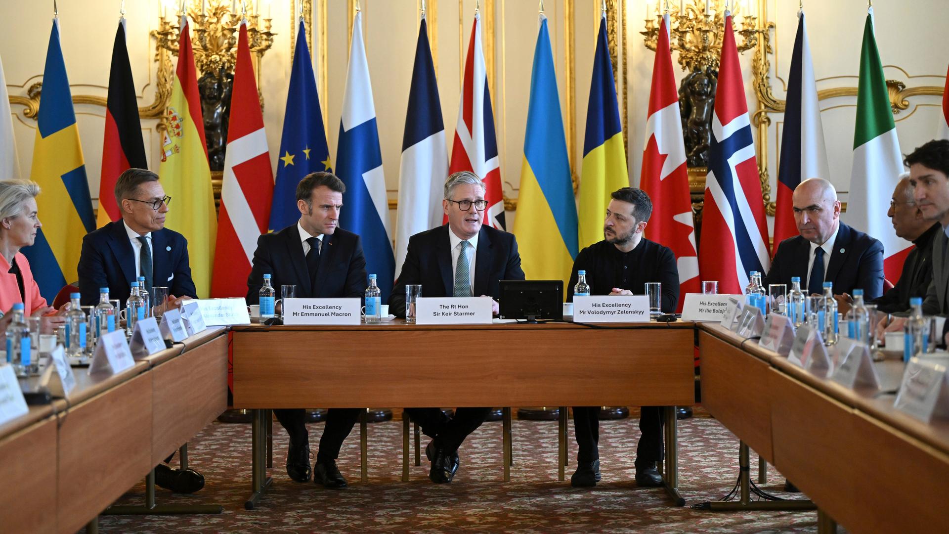 Sitzungssaal beim Ukraine-Krisengipfel in London im März 2025: Zu sehen sind der französische Staatspräsident Emmanuel Macron, Großbritanniens Premierminister Keir Starmer und der ukrainische Präsident Wolodymyr Selenskyj