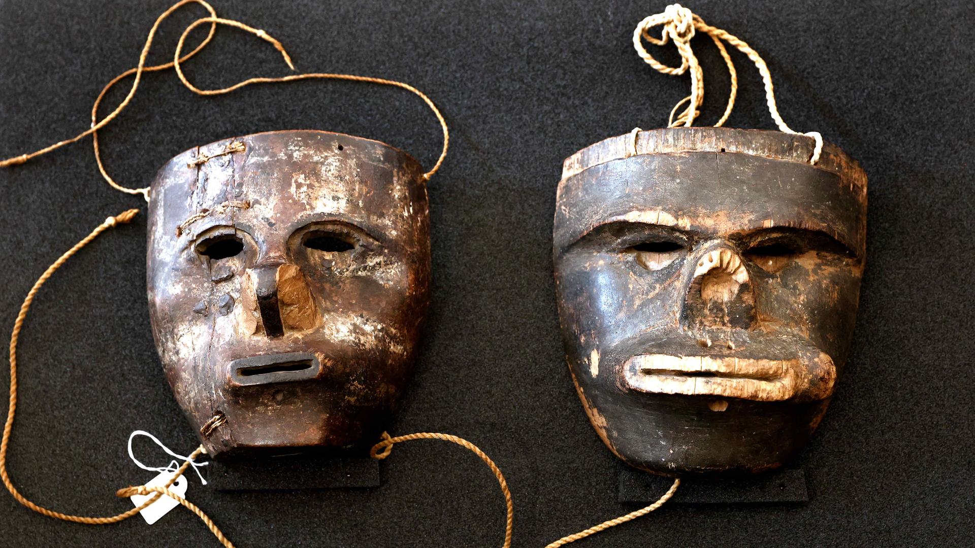 Zwei Masken der indigenen Gemeinschaft der Kogi aus der Sierra Nevada de Santa Marta in Kolumbien aus dem Bestand des Ethnologischen Museums der Staatlichen Museen zu Berlin liegen vor Beginn der Übergabezeremonie in einem Saal im Schloss Bellevue.