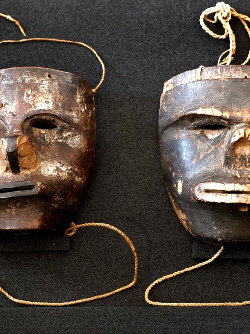 Zwei Masken der indigenen Gemeinschaft der Kogi aus der Sierra Nevada de Santa Marta in Kolumbien aus dem Bestand des Ethnologischen Museums der Staatlichen Museen zu Berlin liegen vor Beginn der Übergabezeremonie in einem Saal im Schloss Bellevue.