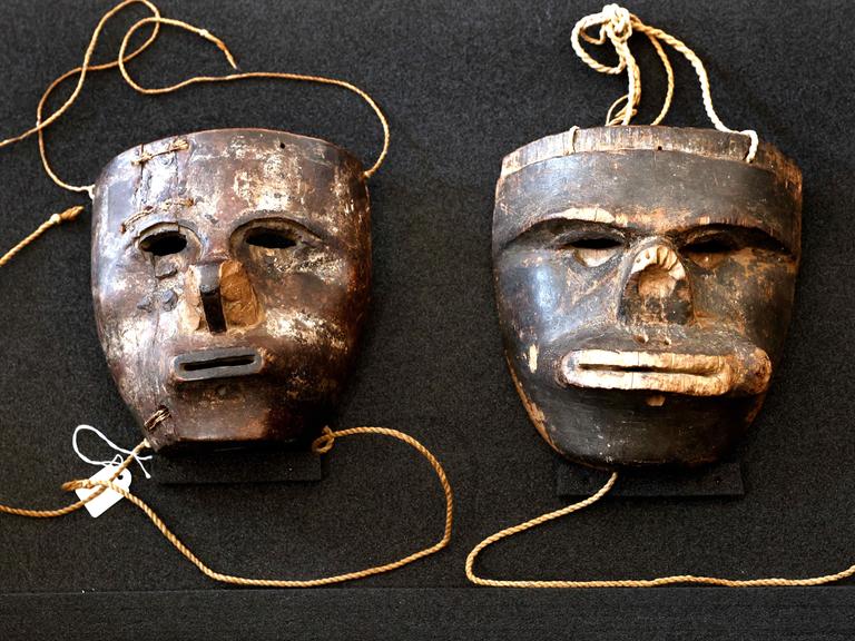 Zwei Masken der indigenen Gemeinschaft der Kogi aus der Sierra Nevada de Santa Marta in Kolumbien aus dem Bestand des Ethnologischen Museums der Staatlichen Museen zu Berlin liegen vor Beginn der Übergabezeremonie in einem Saal im Schloss Bellevue.