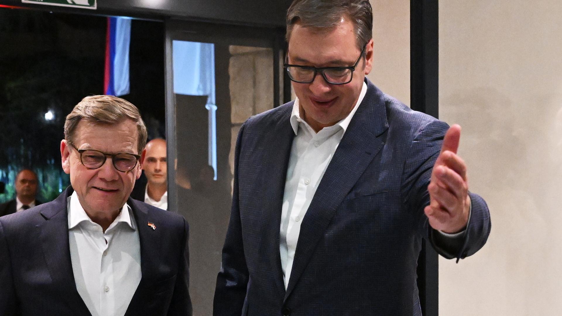 Vucic steht neben Wadephul und deutet mit einer Geste an, den Raum zu betreten. Vucic steht neben Wadephul und deutet mit einer Geste an, den Raum zu betreten.