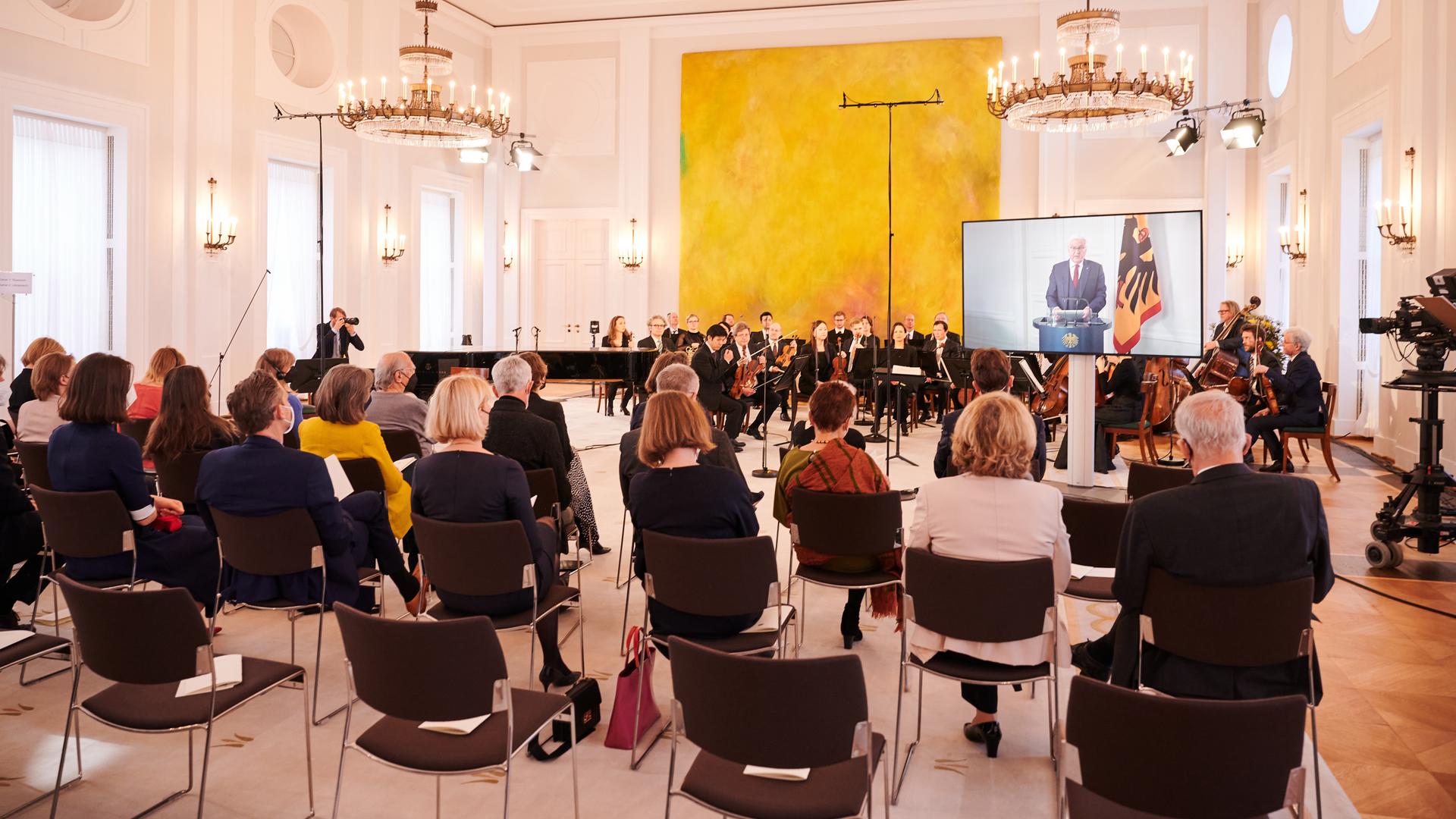 Musiker und Publikum beim Solidaritätskonzert für die Ukraine im Schloss Bellevue. Musiker und Publikum beim Solidaritätskonzert für die Ukraine im Schloss Bellevue.