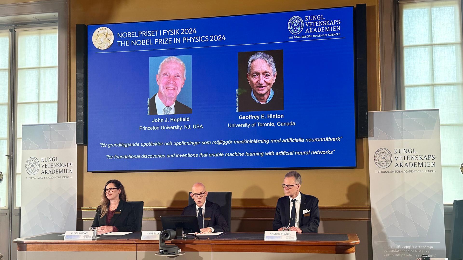 Stockholm: Auf der Leinwand während der Pressekonferenz zur Bekanntgabe des Physik-Nobelpreises 2024 werden Bilder der Physiker John J. Hopfield (l) und Geoffrey E. Hinton gezeigt. Stockholm: Auf der Leinwand während der Pressekonferenz zur Bekanntgabe des Physik-Nobelpreises 2024 werden Bilder der Physiker John J. Hopfield (l) und Geoffrey E. Hinton gezeigt.