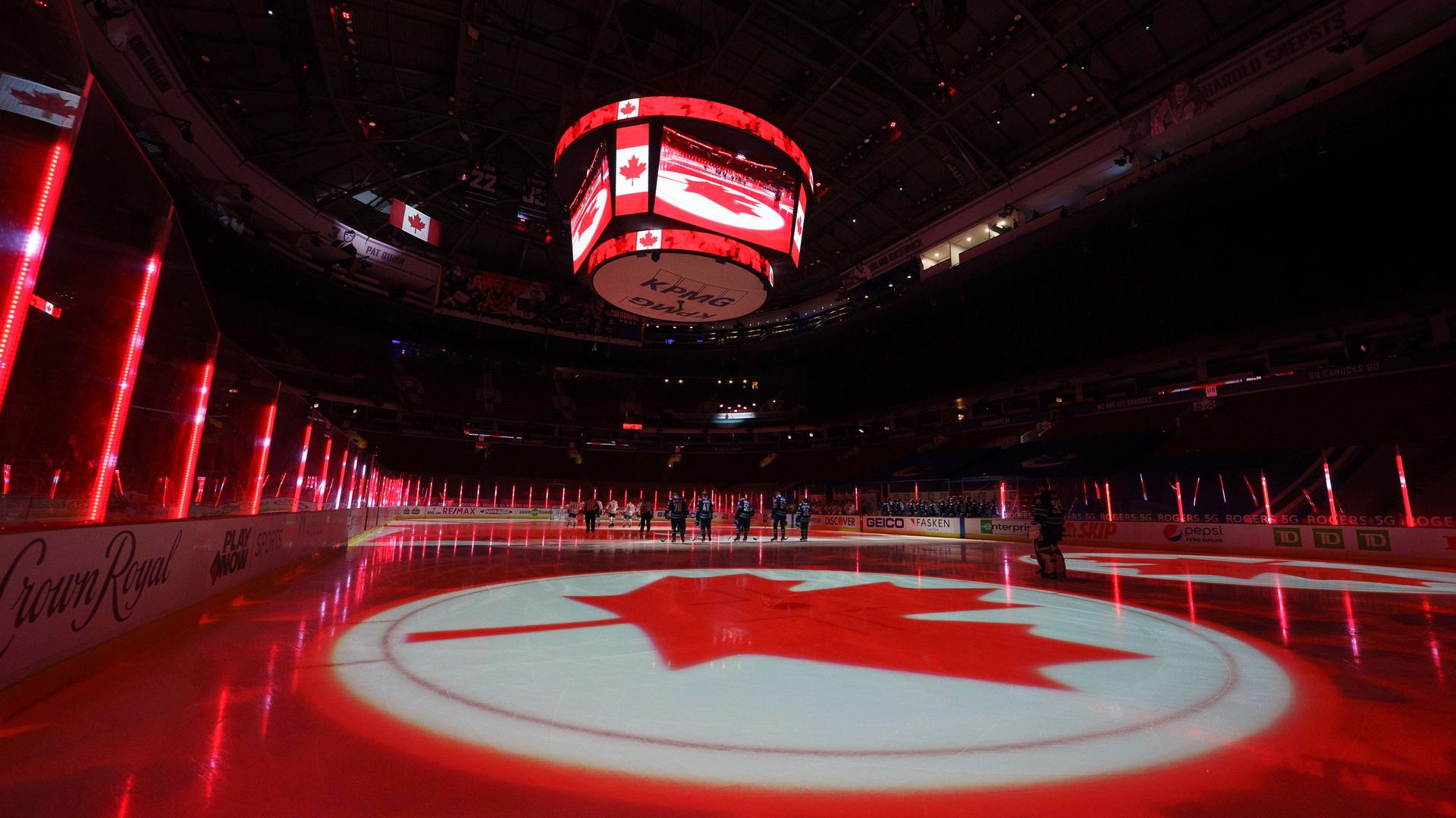 Das Stadion der Vancouver Canucks in Toronto. Zu sehen ist die kanadische Flagge, die auf die Eisfläche projiziert wird.