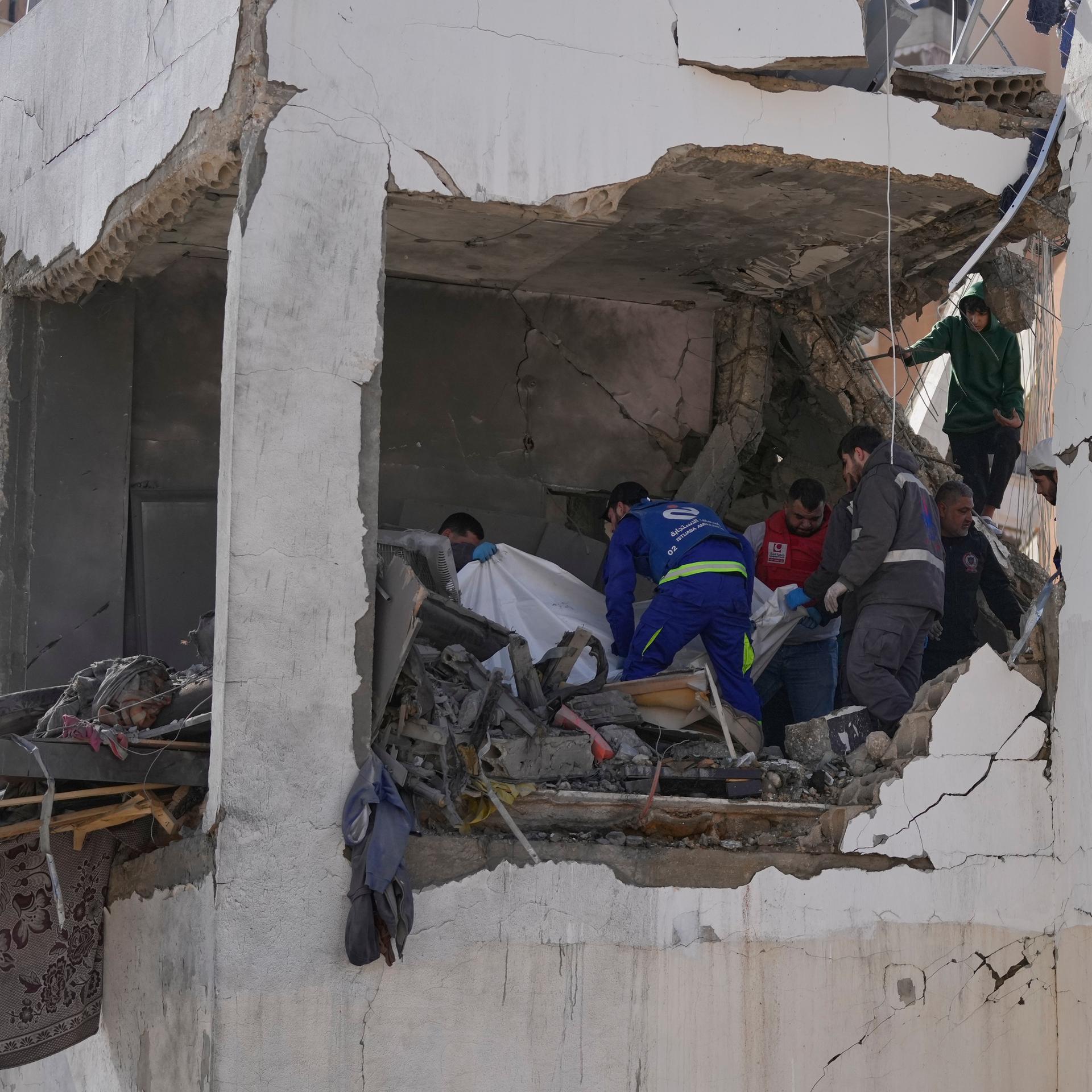 Sidon: Rettungskräfte heben eine Leiche aus einer zerstörten Wohnung, die bei einem israelischen Luftangriff getroffen wurde. 
