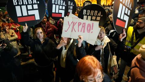Demonstranten vor dem Sitz der Wahlkommission in Belgrad