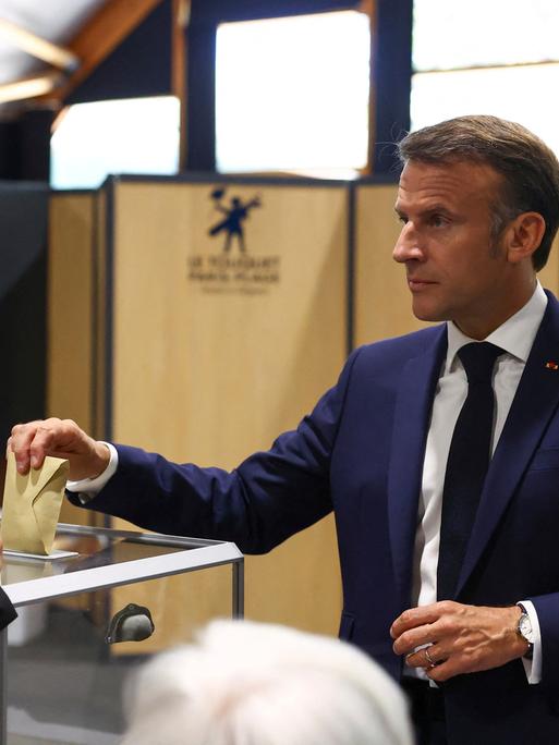 Stellt Frankreich vor die Wahl: Der französische Präsident Macron, hier bei der Stimmabgabe zur Europawahl im Juni 2024. 