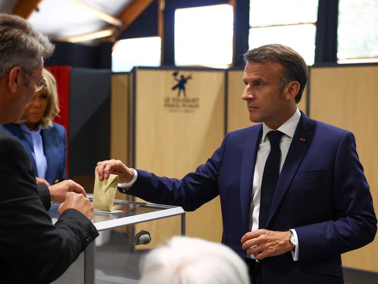 Stellt Frankreich vor die Wahl: Der französische Präsident Macron, hier bei der Stimmabgabe zur Europawahl im Juni 2024. 