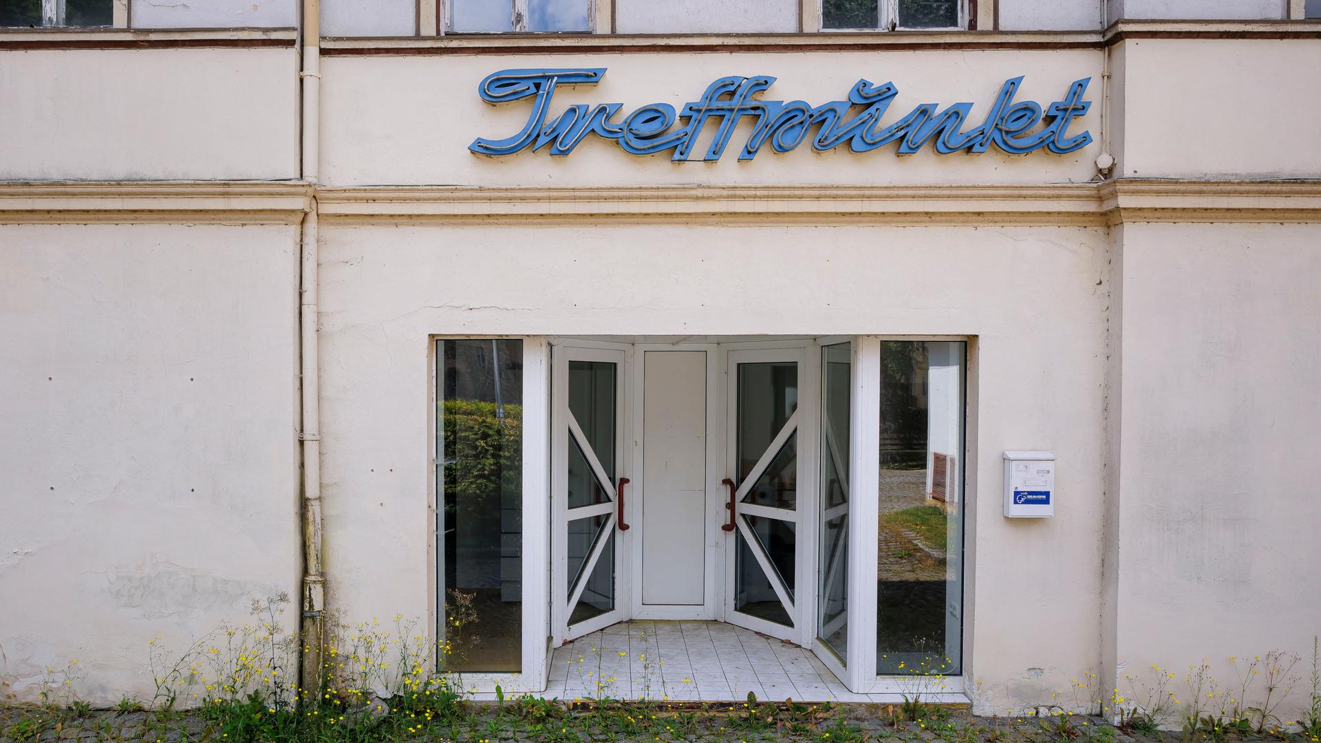 Der Schriftzug "Treffpunkt" hängt an einem leerstehenden Gebäude, aufgenommen in der Kleinstadt Ziegenrück in Thüringen. Der Schriftzug "Treffpunkt" hängt an einem leerstehenden Gebäude, aufgenommen in der Kleinstadt Ziegenrück in Thüringen.
