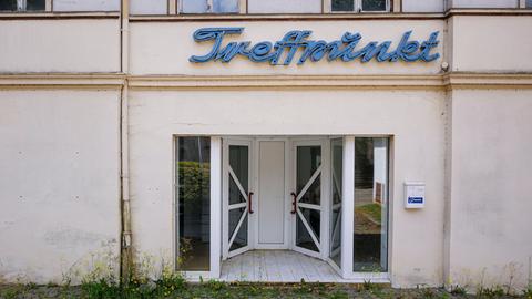 Der Schriftzug "Treffpunkt"  hängt an einem leerstehenden Gebäude, aufgenommen in der Kleinstadt Ziegenrück in Thüringen.