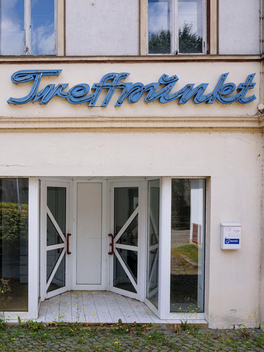 Der Schriftzug "Treffpunkt"  hängt an einem leerstehenden Gebäude, aufgenommen in der Kleinstadt Ziegenrück in Thüringen.