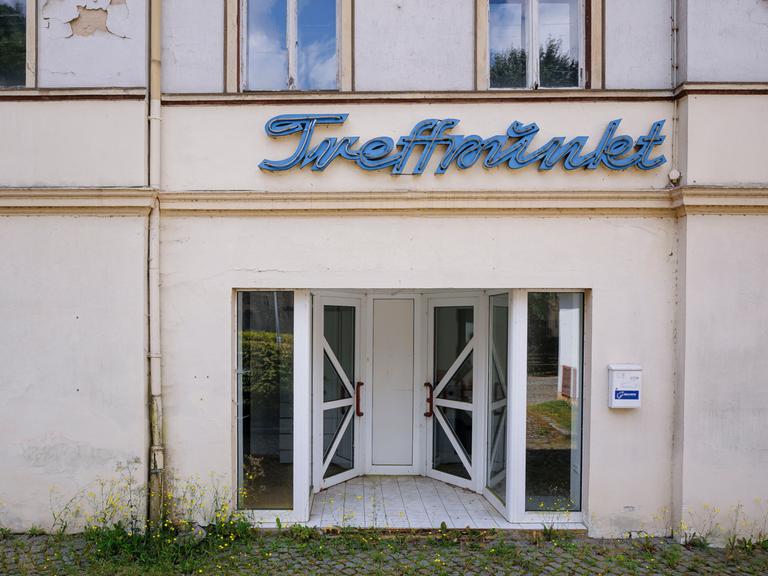 Der Schriftzug "Treffpunkt"  hängt an einem leerstehenden Gebäude, aufgenommen in der Kleinstadt Ziegenrück in Thüringen.