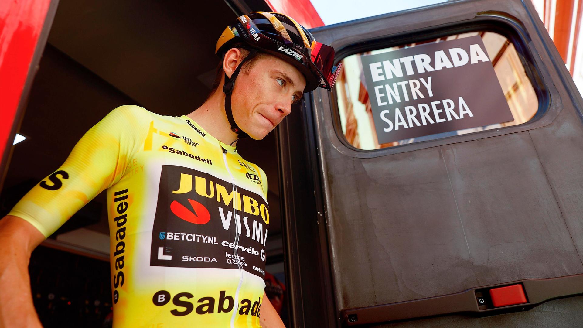 Der Däne Jonas Vingegaard vom Team Jumbo-Visma trägt das Gelbe Trikot bei der Baskenland-Rundfahrt.