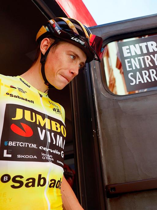 Der Däne Jonas Vingegaard vom Team Jumbo-Visma trägt das Gelbe Trikot bei der Baskenland-Rundfahrt.