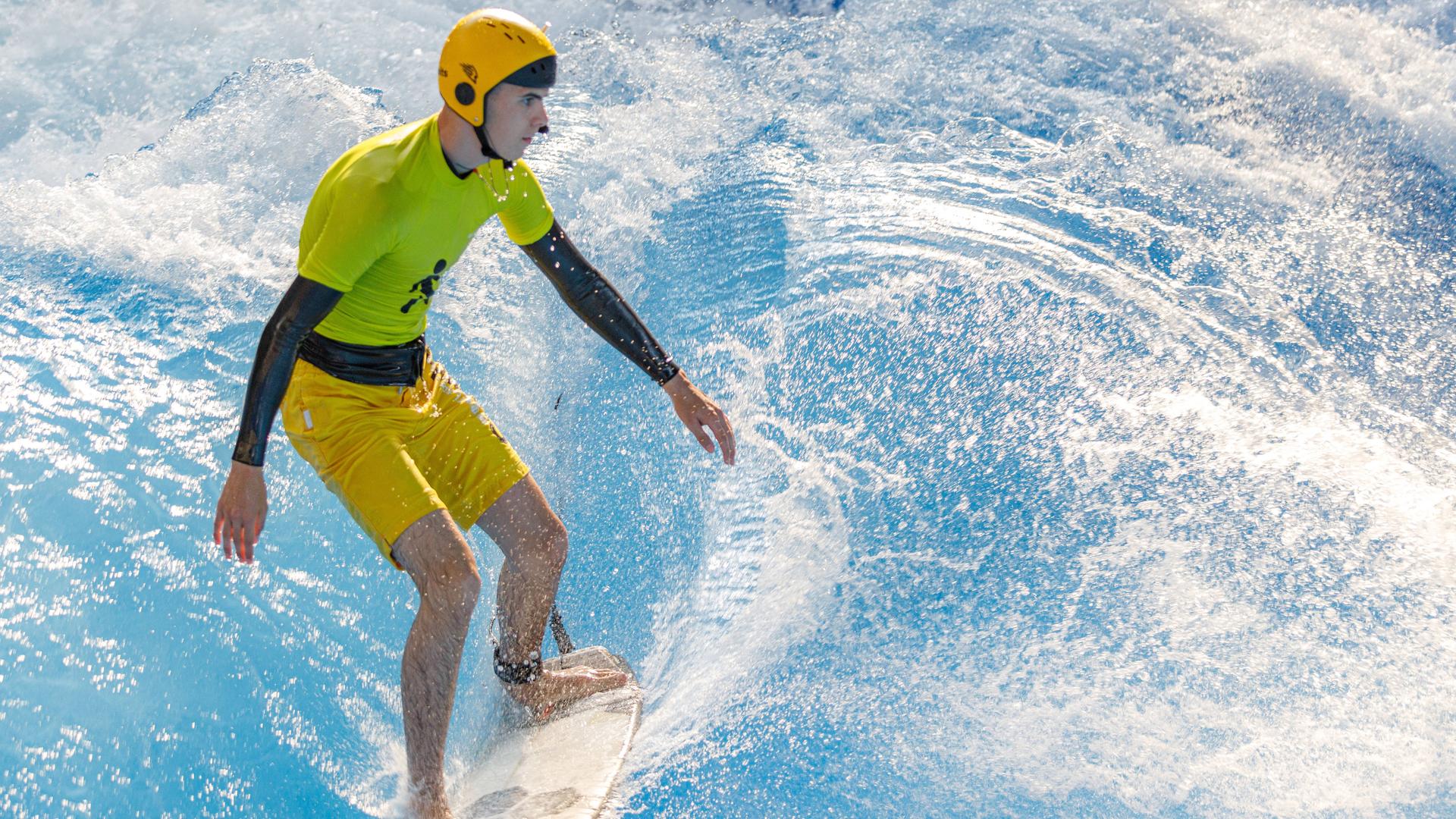 Der blinde Surfer Ben Neumann in der Surfhalle Rheinriff in Meerbusch