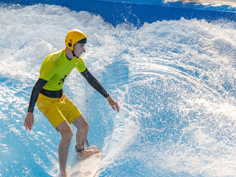 Der blinde Surfer Ben Neumann in der Surfhalle Rheinriff in Meerbusch