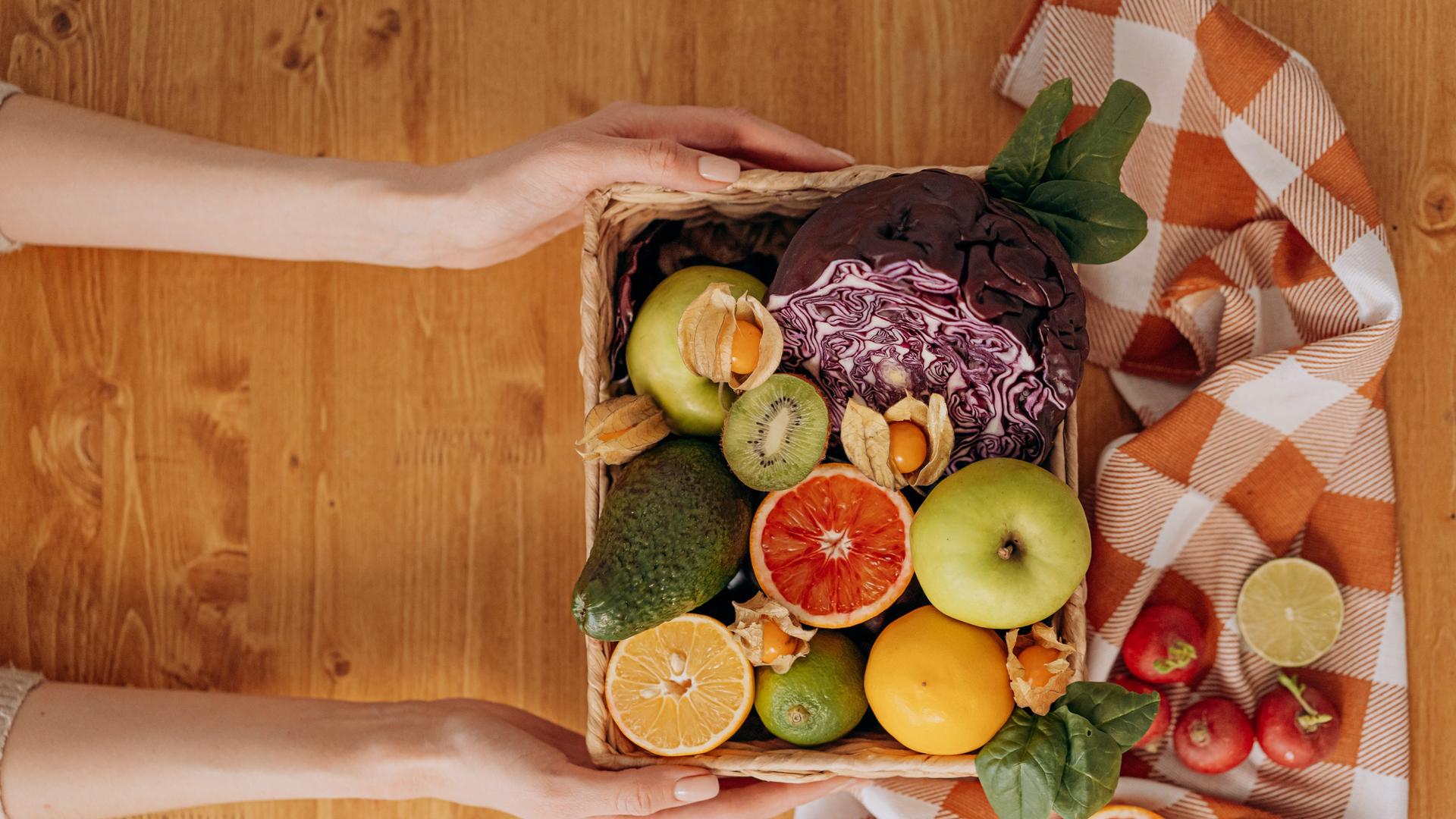 Ein Korb mit Gemüse und Obst
