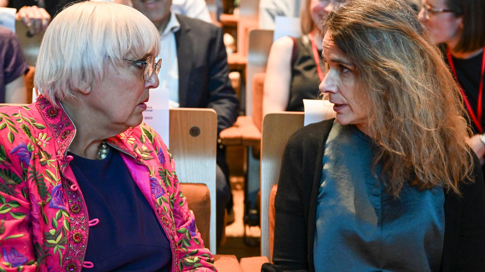 Claudia Roth (Bündnis 90/Die Grünen), Kulturstaatsministerin, und die italienische Schriftstellerin Francesca Melandri unterhalten sich beim Internationalen Literaturfestival Berlin.